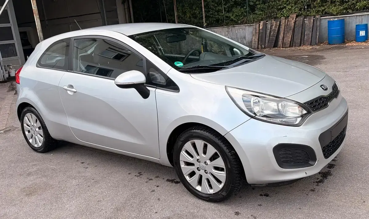 Gebraucht Kia Rio 85 PS (62 kW) 2012 Silber Kleinwagen