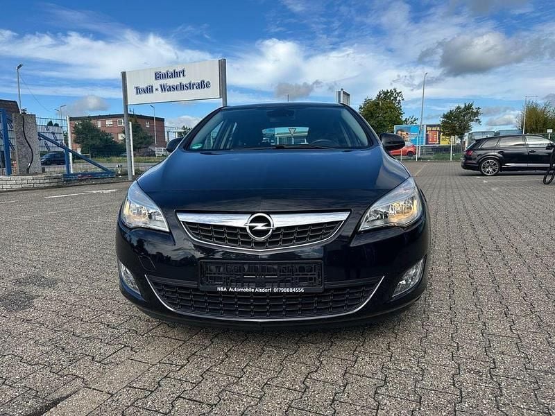 Schwarz Gebraucht 2011 Opel Astra Edition Limousine | 2.999 € (Guter Preis) - Bild 1/4
