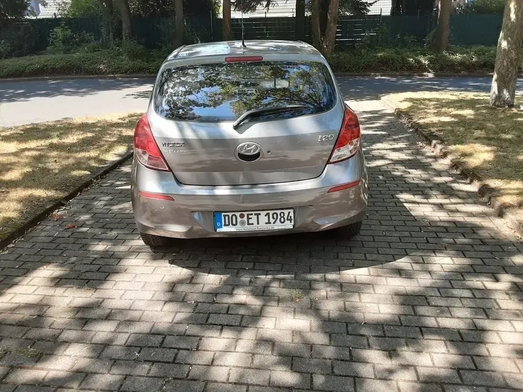 Gebraucht Hyundai i20 Edition 86 PS (63 kW) 2013 Grau Kleinwagen