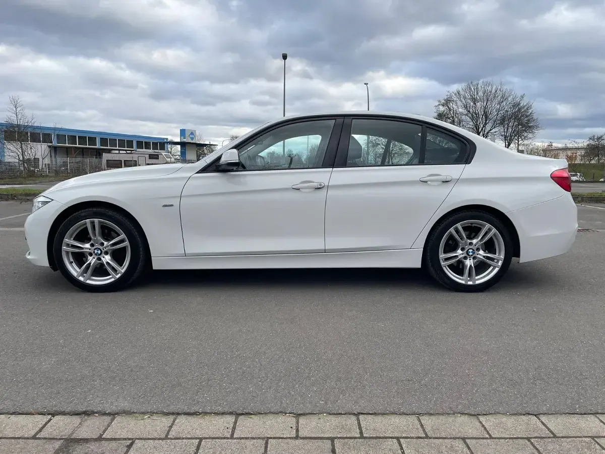 Gebraucht BMW 320 Sport Line 190 PS (139 kW) 2018 Weiß Limousine