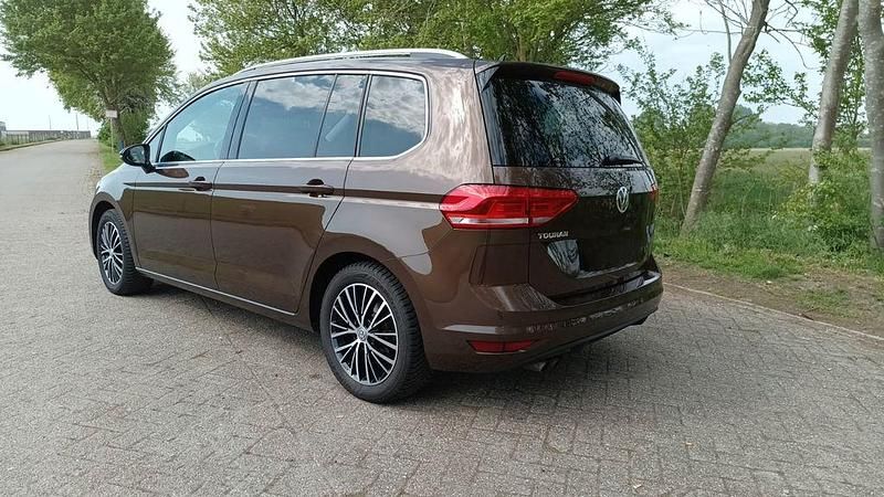 Gebraucht VW Touran Highline 150 PS (110 kW) 2016 Braun Van / Kleinbus