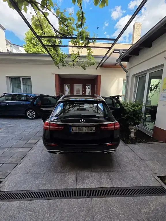 Gebraucht Mercedes E300 194 PS (142 kW) 2022 Schwarz Limousine