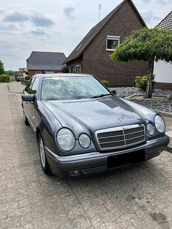 Grau Gebraucht 1999 Mercedes E240 Limousine | 5.500 € - Bild 1/4