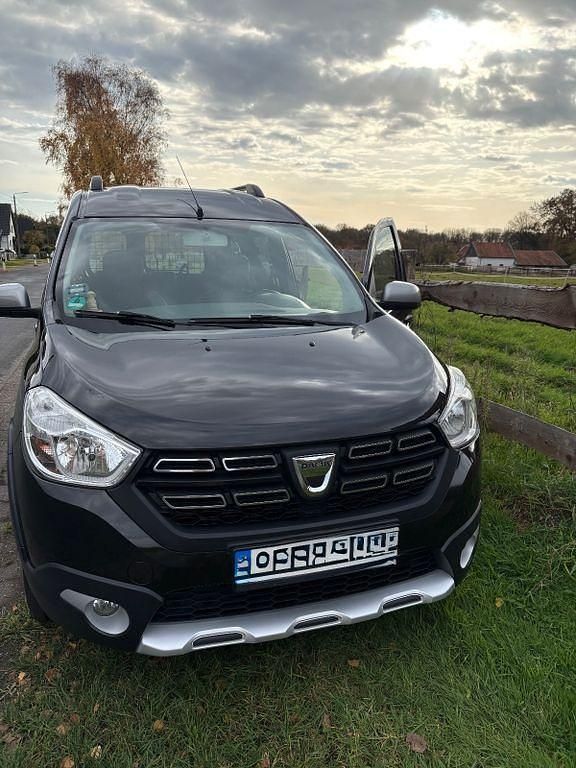 Schwarz Gebraucht 2017 Dacia Dokker Celebration Van / Kleinbus | 11.400 € (Fairer Preis) - Bild 1/4