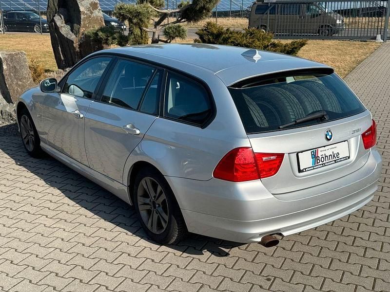 Gebraucht BMW 318 143 PS (105 kW) 2010 Titansilber metallic Kombi