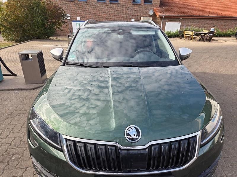 Grün Gebraucht 2020 Skoda Karoq Scout 4x4 SUV | 17.499 € (Fairer Preis) - Bild 1/4