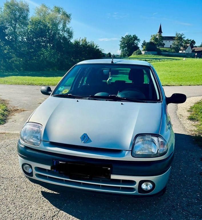 Grau Gebraucht 2000 Renault Clio II Initiale Limousine | 2.700 € (Etwas zu teuer) - Bild 1/4