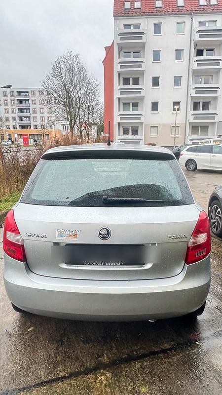 Silber Gebraucht 2014 Skoda Fabia Kleinwagen | 2.400 € - Bild 1/4