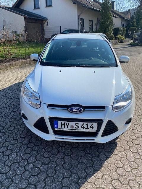 Gebraucht Ford Focus Ambiente 101 PS (74 kW) 2013 Weiß Limousine