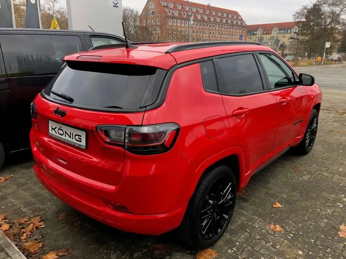 Gebraucht Jeep Compass Altitude 131 PS (96 kW) 2023 Rot SUV
