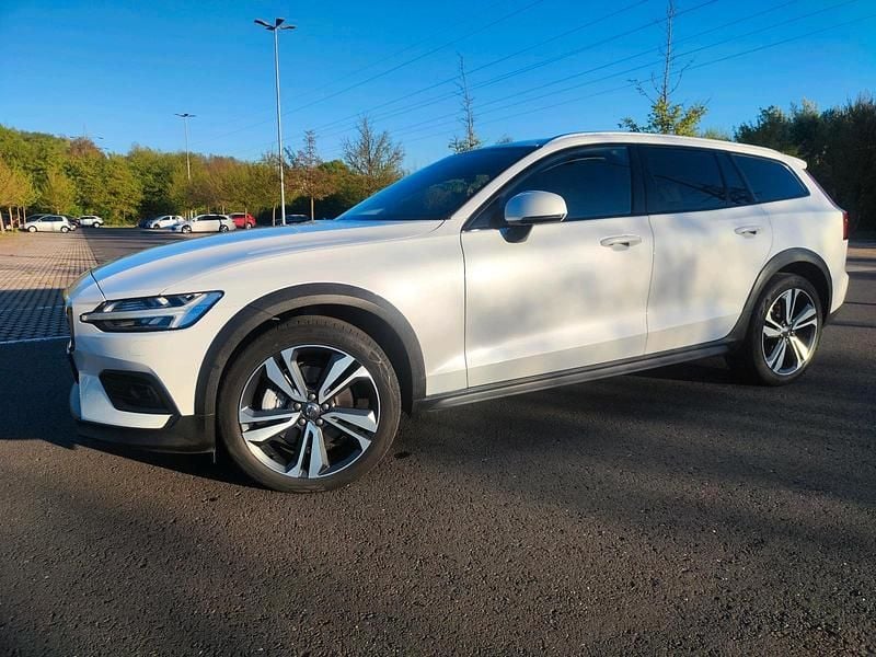 Gebraucht Volvo V60 CC 190 PS (139 kW) 2020 Weiß Kombi