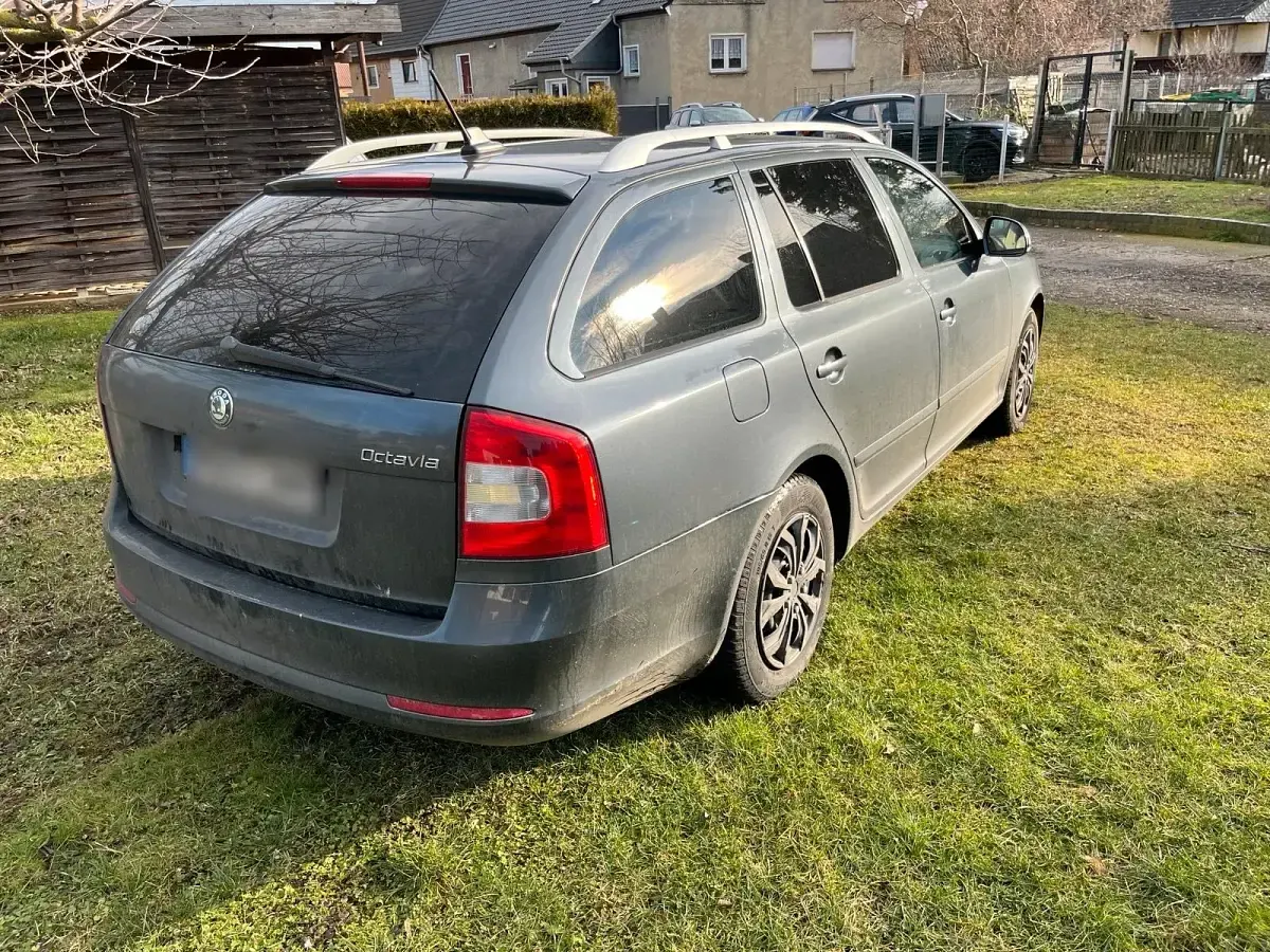 Gebraucht Skoda Octavia 140 PS (102 kW) 2011 Grau Kombi