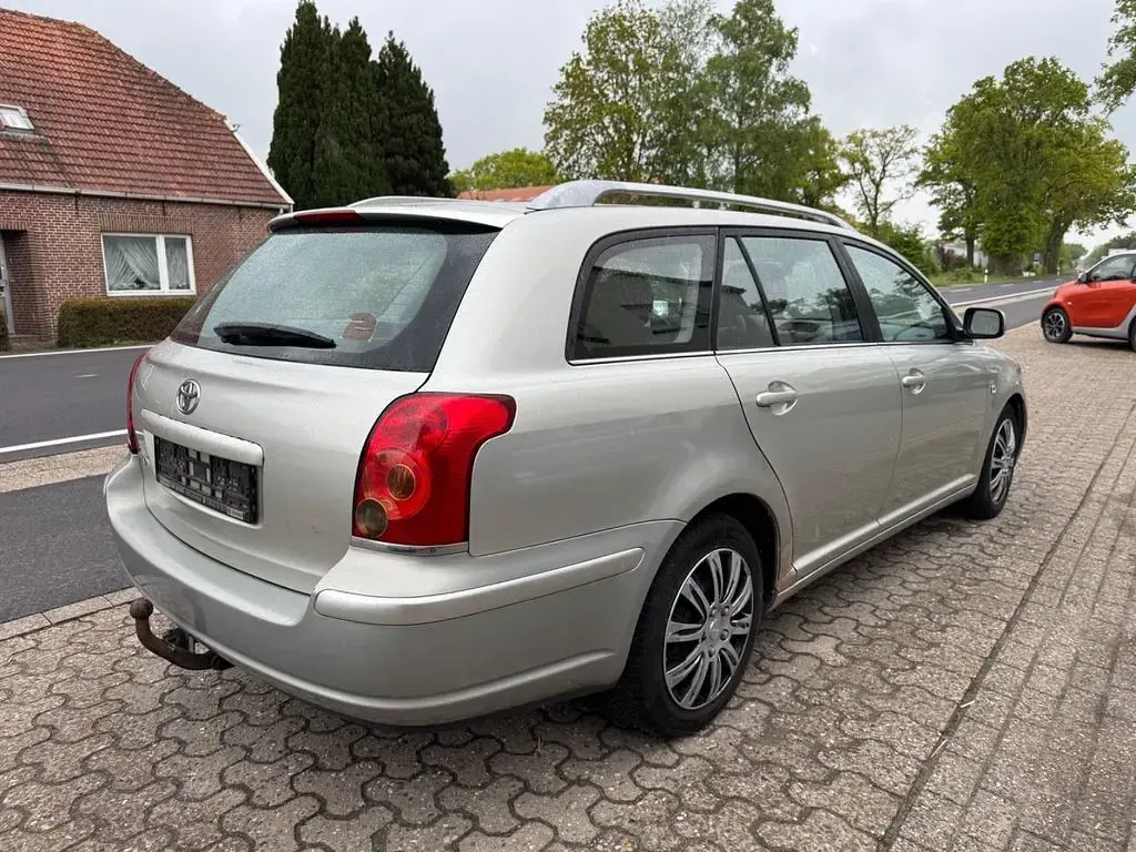 Gebraucht Toyota Avensis Sol 129 PS (94 kW) 2004 Silber Kombi