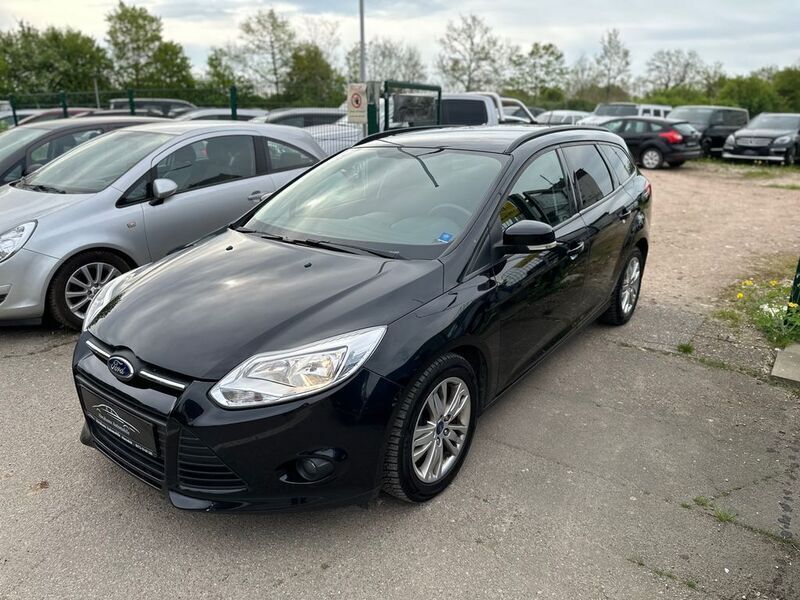 Schwarz Gebraucht 2013 Ford Focus Kombi | 6.489 € (Teuer) - Bild 1/4