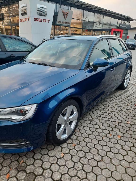 Blau Gebraucht 2014 Audi A3 Ambition Limousine | 9.500 € (Fairer Preis) - Bild 1/4