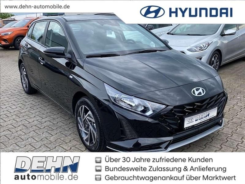 Phantom black Neu 2024 Hyundai i20 Trend Limousine | 18.885 € (Superpreis) - Bild 1/4