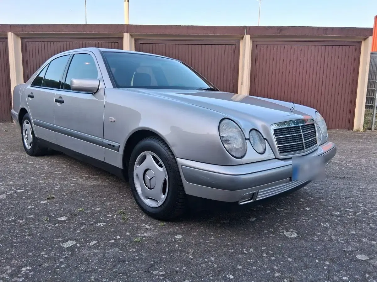 Gebraucht Mercedes E200 Classic 136 PS (100 kW) 1998 Silber Limousine