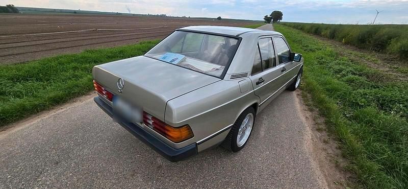 Gebraucht Mercedes 190 113 PS (83 kW) 1985 Silber Limousine