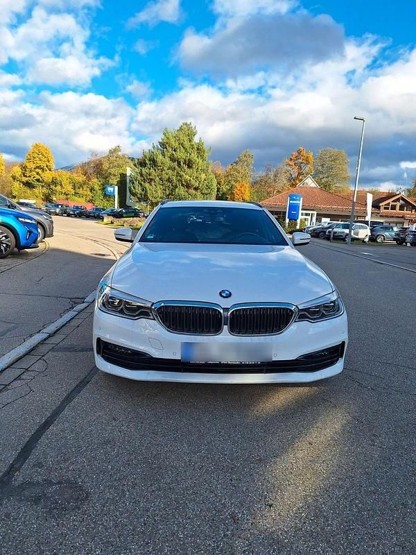 Weiß Gebraucht 2019 BMW 520 Gran Turismo Performance Limousine | 22.590 € (Teuer) - Bild 1/4