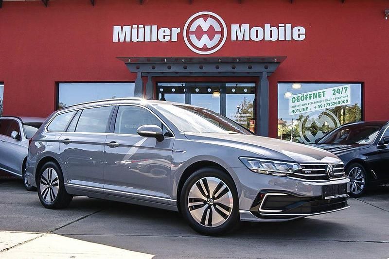 Mondsteingrau (metallic) Gebraucht 2022 VW Passat GTE Kombi | 25.900 € (Fairer Preis) - Bild 1/4