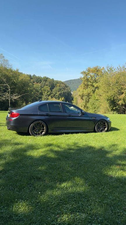 Grau Gebraucht 2012 BMW M5 Performance Limousine | 41.990 € - Bild 1/4