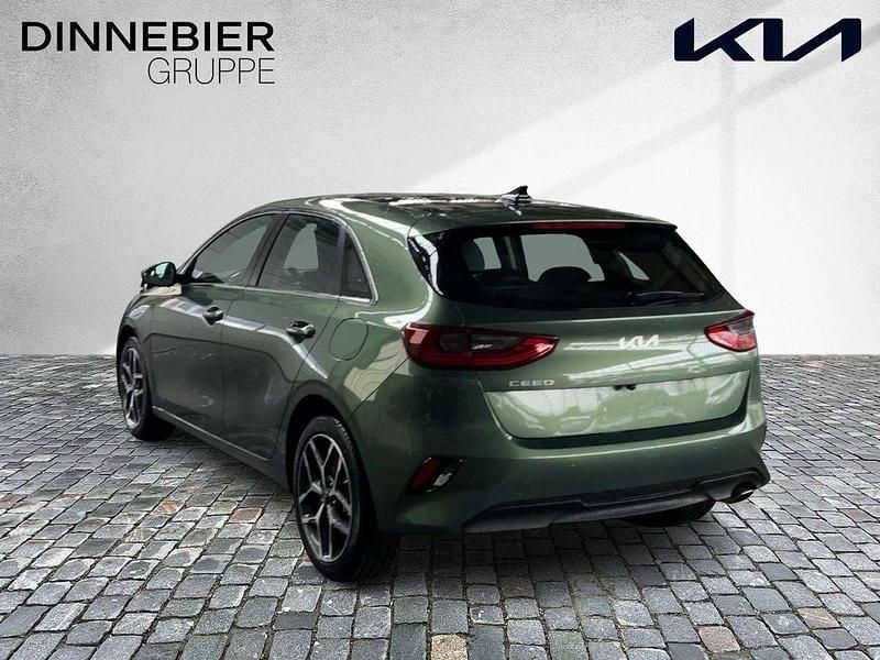 Neu Kia Ceed Spirit 140 PS (102 kW) 2025 Yucca stahlgrau metallic Kleinwagen