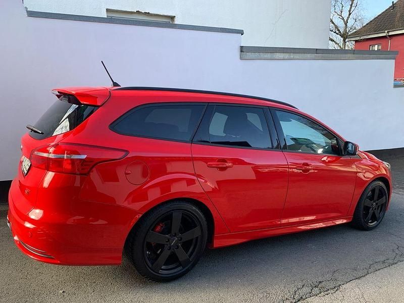 Gebraucht Ford Focus Sport 250 PS (183 kW) 2017 Rot Limousine