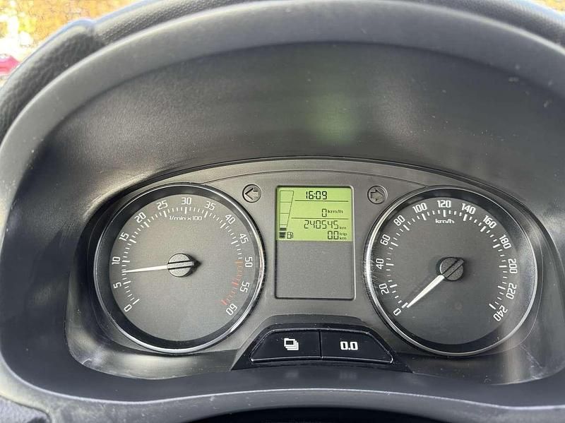 Gebraucht Skoda Fabia Active 75 PS (55 kW) 2012 Rot Limousine