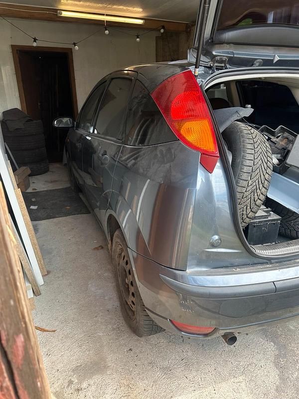 Usata Ford Focus 101 CV (74 kW) 2004 Grigio Utilitaria