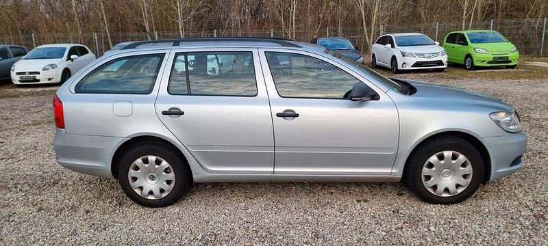 Gebraucht Skoda Octavia Ambiente 122 PS (89 kW) 2011 Grau Kombi
