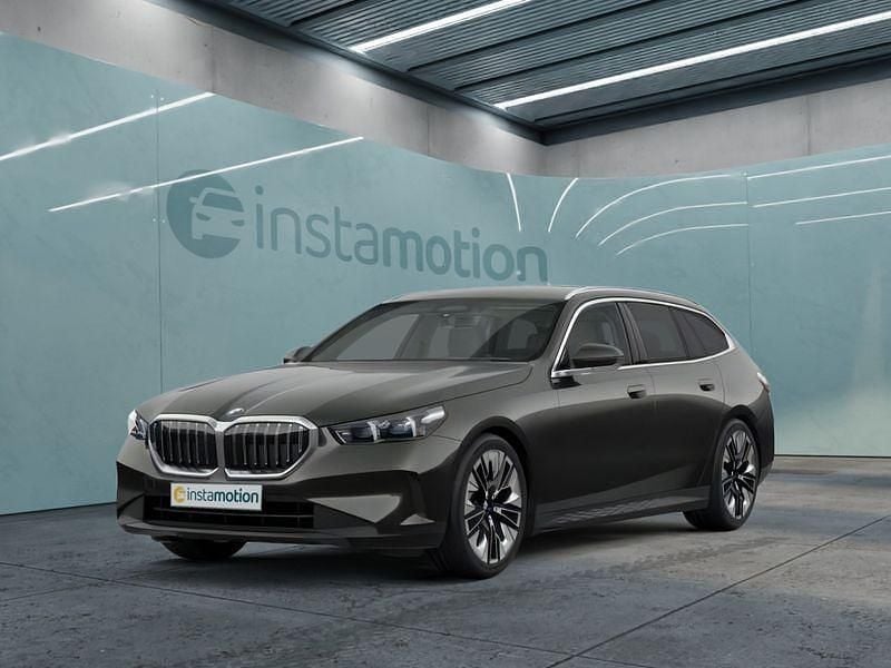 Grau Gebraucht 2024 BMW 520 M Sport Kombi | 51.299 € (Fairer Preis) - Bild 1/4