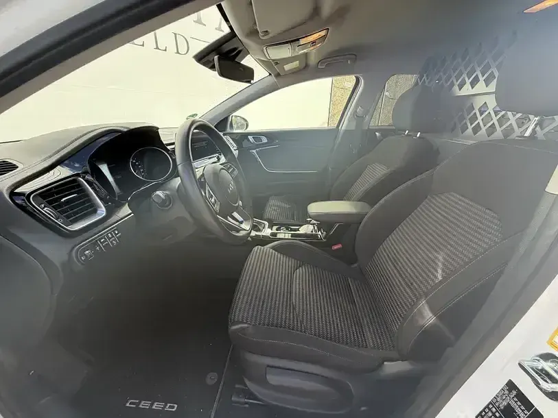 Usado Kia Ceed Vision 105 CV (77 kW) 2023 Blanco Utilitario