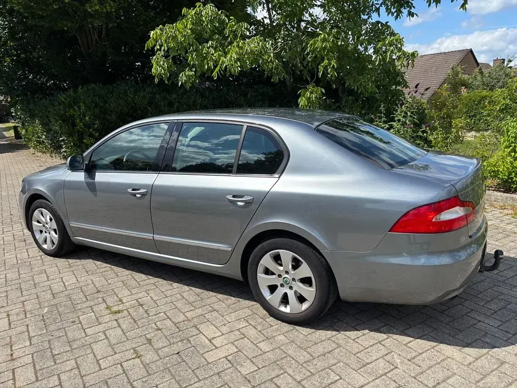 Gebraucht Skoda Superb Comfort 160 PS (117 kW) 2011 Grau Limousine