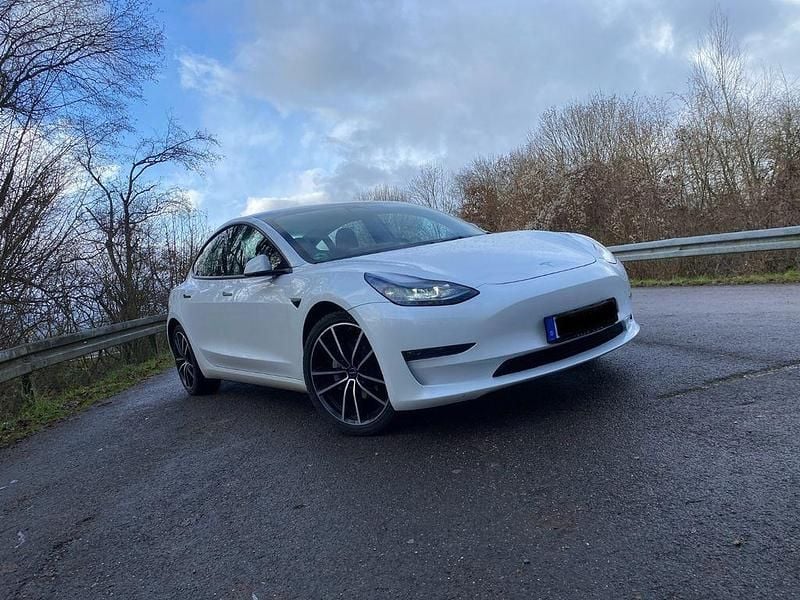 Weiß Gebraucht 2022 Tesla Model 3 Limousine | 26.350 € (Guter Preis) - Bild 1/4