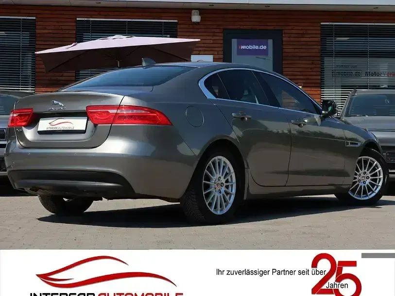 Gebraucht Jaguar XE Prestige 163 PS (119 kW) 2018 Silicon silver Limousine