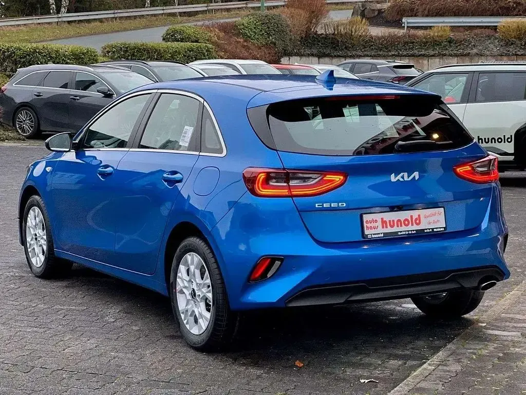 Neu Kia Ceed Vision 140 PS (102 kW) 2026 Blau Kleinwagen