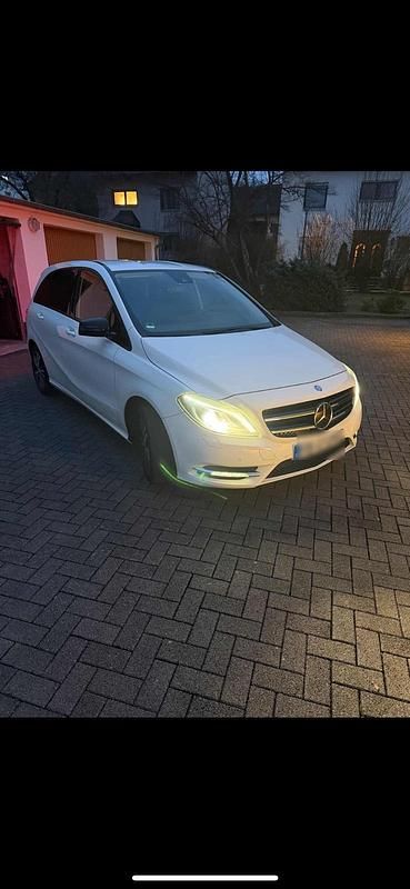 Gebraucht Mercedes B200 156 PS (114 kW) 2013 Weiß Van / Kleinbus