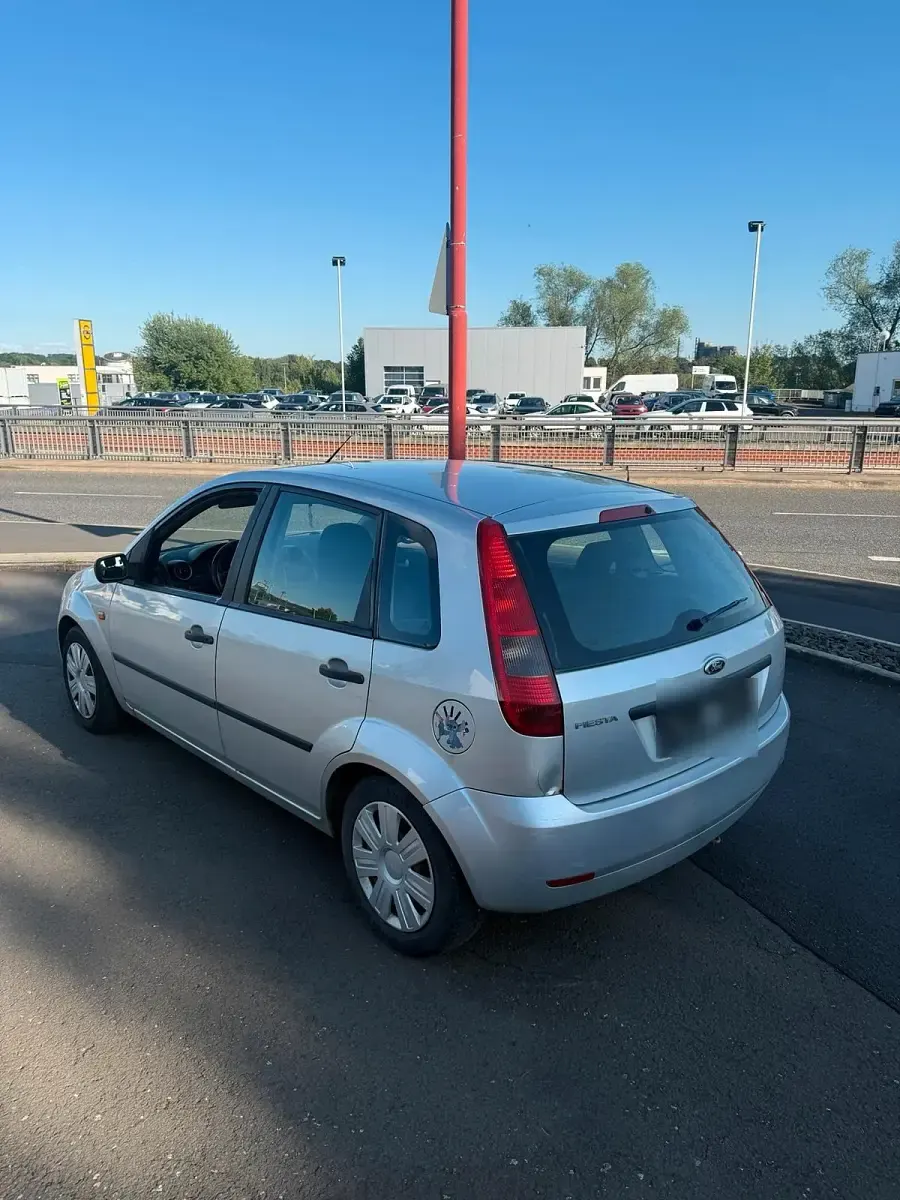 Gebraucht Ford Fiesta 80 PS (58 kW) 2004 Silber Kleinwagen