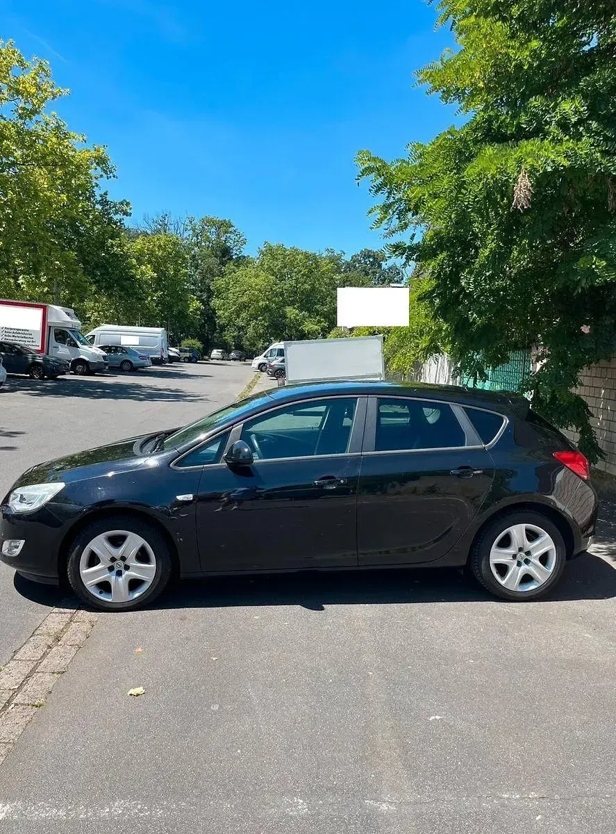 Gebraucht Opel Astra Design Edition 140 PS (102 kW) 2011 Schwarz Limousine