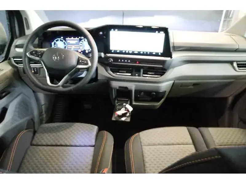 Gebraucht VW Caravelle Life 150 PS (110 kW) 2025 Grau Van