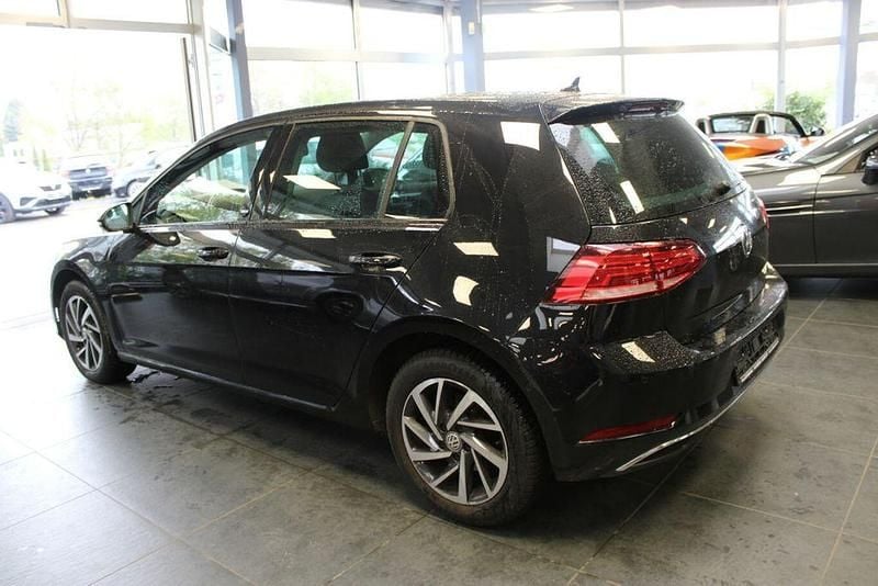Gebraucht VW Golf VII Comfortline 110 PS (80 kW) 2017 Deep black pearlescent metalli Limousine