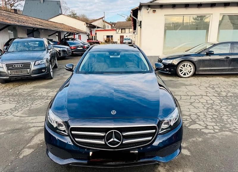 Gebraucht Mercedes E300 306 PS (225 kW) 2019 Blau Kombi