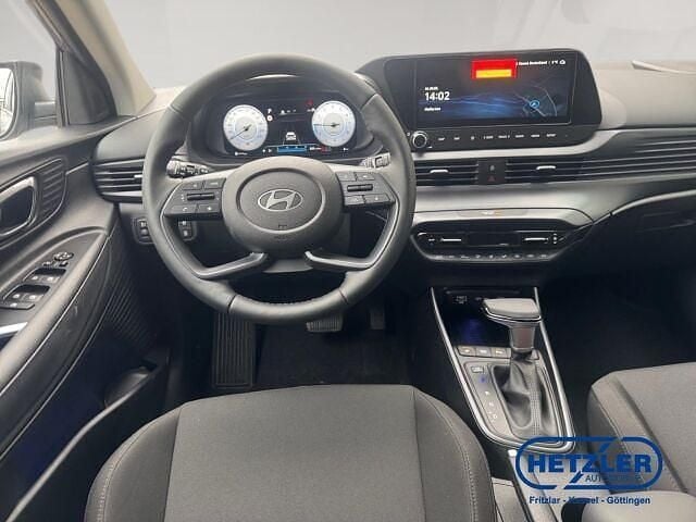 Meta blue/ phantom black / mic Gebraucht 2024 Hyundai i20 Prime SUV | 30.500 € - Bild 1/4