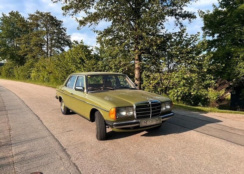 Grün Gebraucht 1981 Mercedes E300 Limousine | 10.500 € - Bild 1/4
