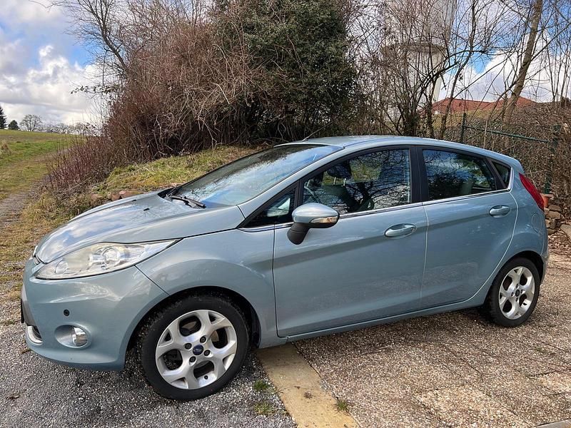 Gebraucht Ford Fiesta 97 PS (71 kW) 2010 Grau Kleinwagen