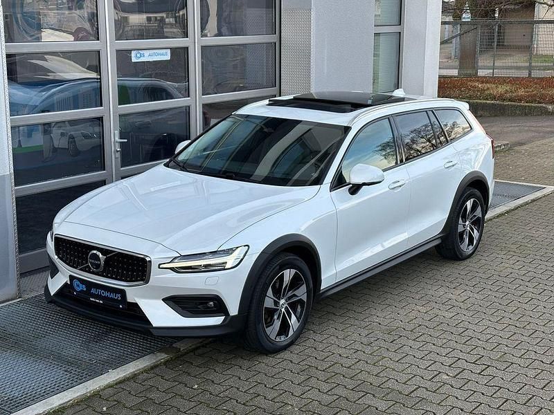 Gebraucht Volvo V60 CC Ultimate 197 PS (144 kW) 2023 Weiß Kombi
