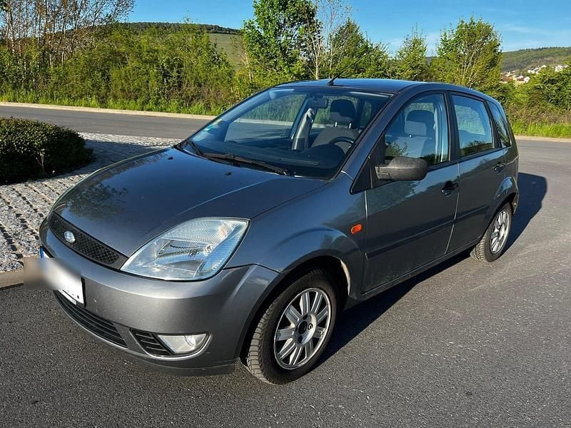 Silber Gebraucht 2003 Ford Fiesta Kleinwagen | 2.600 € (Teuer) - Bild 1/4