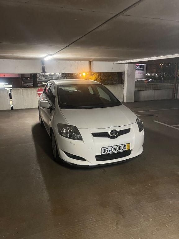 Weiß Gebraucht 2009 Toyota Auris Limousine | 4.200 € (Guter Preis) - Bild 1/4