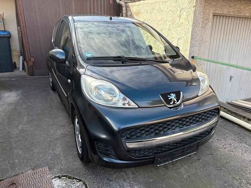 Grau Gebraucht 2009 Peugeot 107 Kleinwagen | 3.290 € (Etwas zu teuer) - Bild 1/4