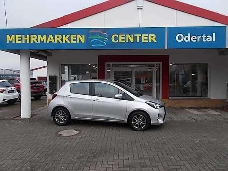 Silber Gebraucht 2014 Toyota Yaris Comfort Limousine | 9.450 € (Fairer Preis) - Bild 1/4